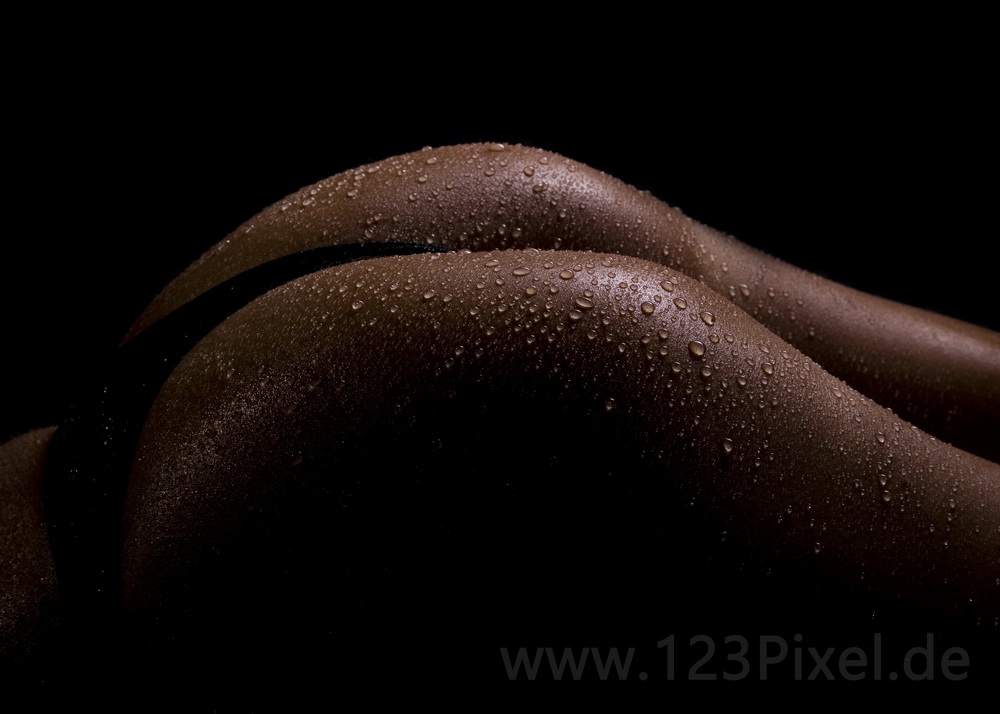 waterdrops nude skin - Sven Michalczak - 123pixel.de
